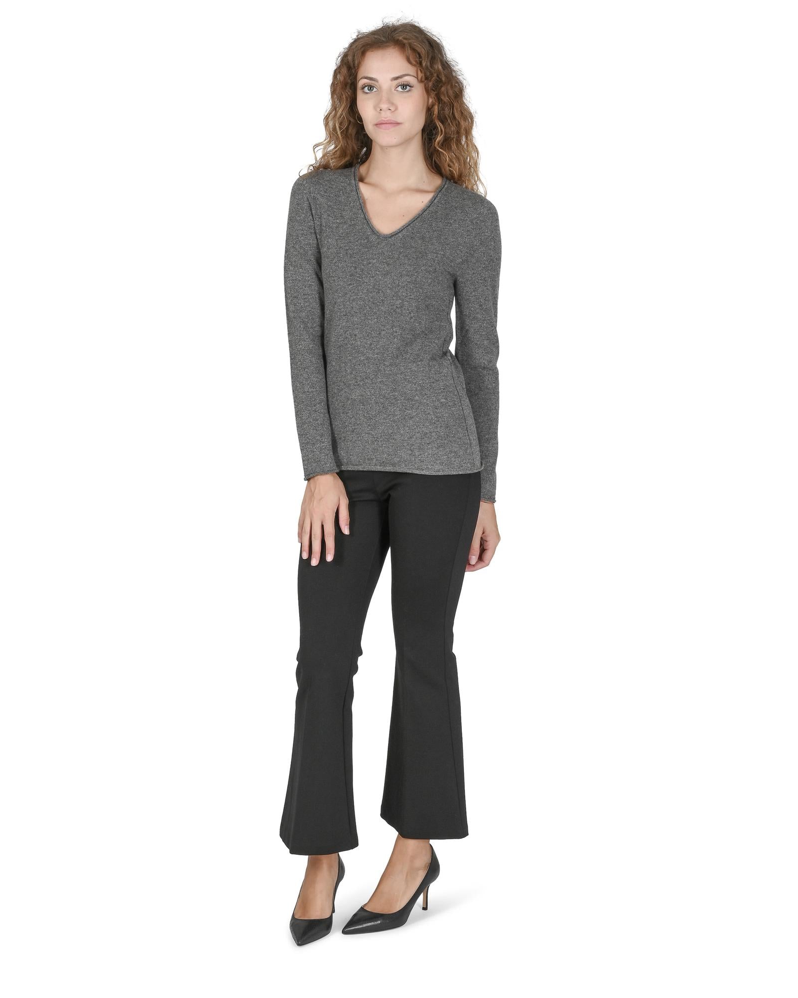 Crown of Edinburgh Cashmere Women's Cashmere V-Neck Sweater for Women in Grey - 44 EU